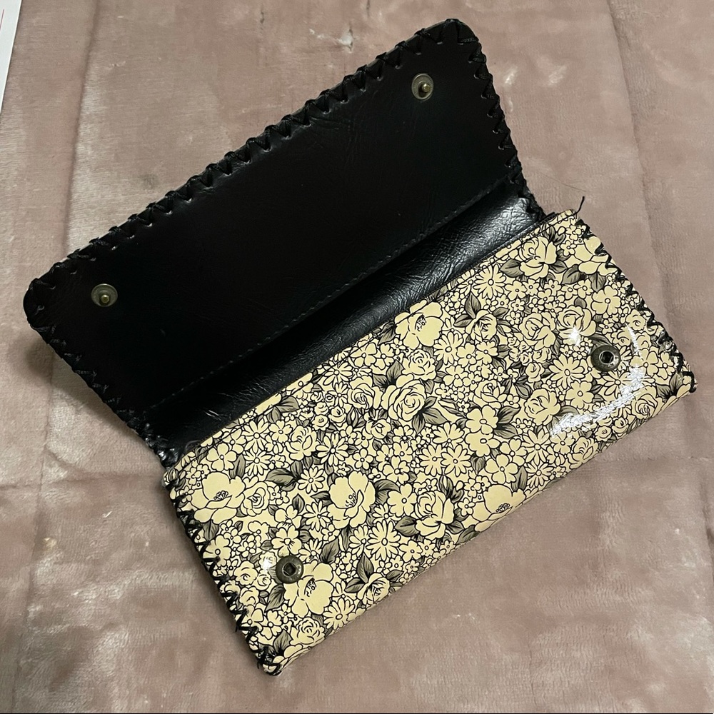 Beautiful Floral Trifold Wallet - Picture 2 of 6